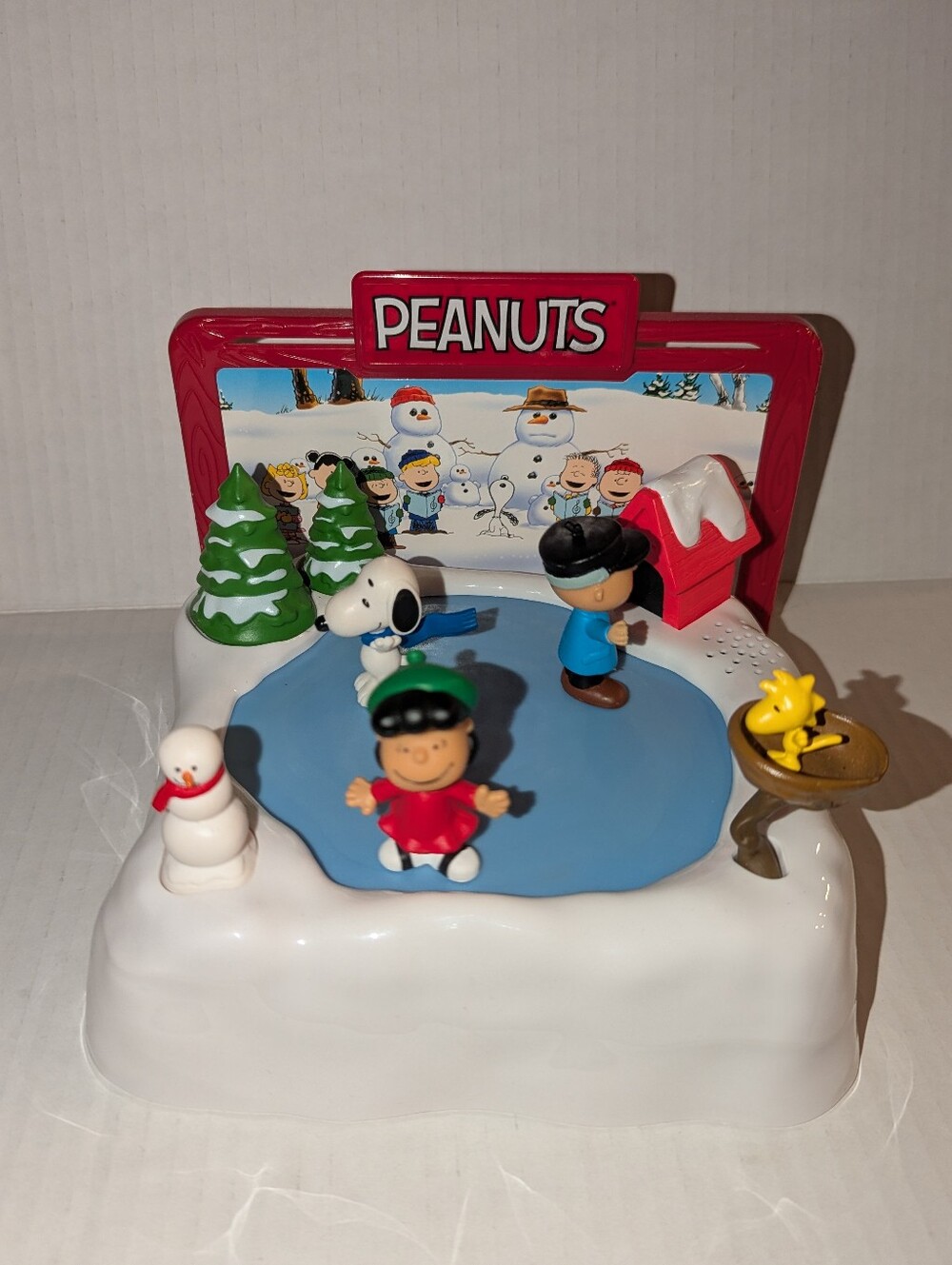 Peanuts Motorized Ice-Skating Rink Snoopy Charlie Brown Lucy Musical Toy